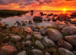 Kamienie nad morzem w blasku zachodzącego słońca