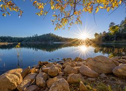 Zachód słońca, Promienie słońca, Jezioro, Goldwater Lake, Kamienie, Drzewa, Gałęzie, Prescott, Stan Arizona, Stany Zjednoczone