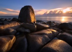 Kamienie przy brzegu morza w australijskim Parku Narodowym Noosa