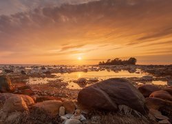 Kamienie w blasku słońca nad brzegiem morza