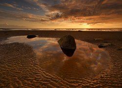 Kamienie w kałuży na plaży