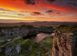 Anglia, Park Narodowy Dartmoor, Kamieniołom Foggintor Quarry, Skały, Jezioro, Zachód słońca