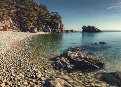 Kamienista plaża na brzegu morza Japońskiego