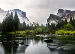 Kamienista rzeka w Parku Narodowym Yosemite w Kalifornii