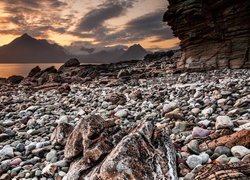 Kamienie, Skały, Wybrzeże, Morze, Góry, Zachód słońca, Chmury, Elgol, Wyspa Skye, Szkocja