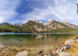 Stany Zjednoczone, Stan Wyoming, Park Narodowy Grand Teton, Jezioro Bradley, Kamienie, Drzewa, Góry