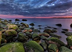Kamienisty brzeg na norweskiej wyspie Asmaloy