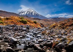 Nowa Zelandia, Wulkan Ngauruhoe, Park Narodowy Tongariro, Góry, Potok, Kamienie, Roślinność, Niebo