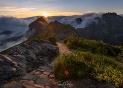 Kamienna ścieżka na Pico Arieiro i mgła nad górami na Maderze