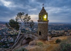 Kamienna wieża i most w Parku Mount Rubidoux w Stanie Kalifornia