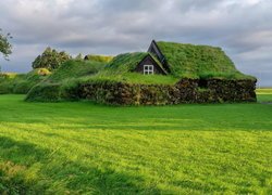 Kamienne domy z dachami porośniętymi trawą