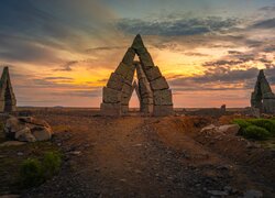 Kamienne kolumny w formie stożków Arctic Henge w Raufarhofn w Islandii