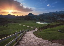 Góry, Droga, Schody, Ogrodzenie, Jezioro, Lakes of Covadonga, Zachód słońca, Chmury, Cangas de Onís, Asturia, Hiszpania