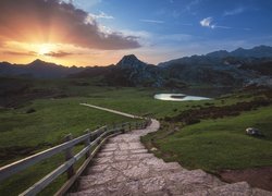 Kamienne schody i droga w stronę gór w pobliżu jeziora Lakes of Covadonga