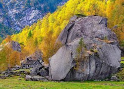 Kamienny dom obok skały w szwajcarskiej dolinie Calnegia