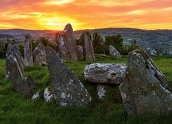 Kamienny krąg Beltany Stone Circle o zachodzie słońca