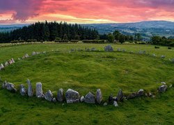 Beltany Stone Circle, Kamienny, Krąg, Kamienie, Drzewa, Zachód słońca, Chmury, Hrabstwo Donegal, Irlandia