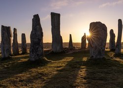 Kamienny krąg Calanais Standing Stones w promieniach słońca