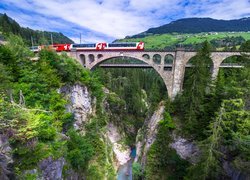 Kamienny most łukowy nad wąwozem Schinschlucht w Szwajcarii