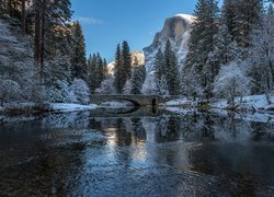 Park Narodowy Yosemite, Zima, Góry, Szczyt El Capitan, Rzeka Merced River, Most, Drzewa, Stan Kalifornia, Stany Zjednoczone