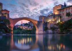 Kamienny most nad rzeką Neretwa w miasteczku Mostar