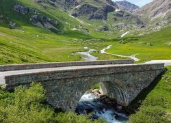 Kamienny most nad rzeką w górskiej dolinie