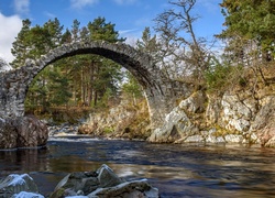 Kamienny most Packhorse nad rzeką w Carrbridge w Szkocji