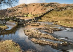 Kamienny most Slater Bridge nad rzeką Brathay