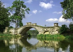 Kamienny mostek na jeziorze