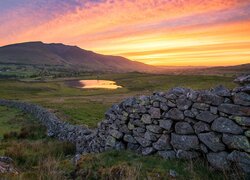 Kamienny murek i jezioro Tewet Tarn w Parku Narodowym Lake District