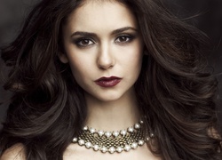 Kanadyjska aktorka i modelka Nina Dobrev w naszyjniku