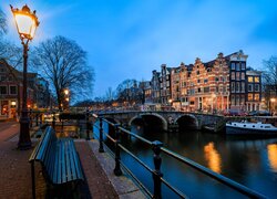 Kanał w Amsterdamie i kamienice w tle
