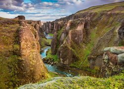 Kanion Fjadrargljufur i rzeka Fjadra w Islandii