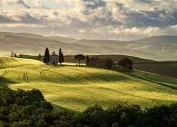 Kaplica Chapel Vitaleta i domy na wzgórzu w Toskanii