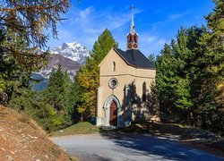 Francja, Bramans, Góry Alpy, Kaplica, Chapelle Saint Clair, Droga, Drzewa