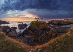 Kaplica Ermita Virxe do Porto na skałach w Galicji