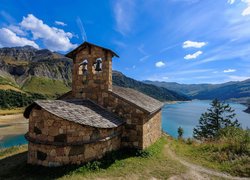 Kaplica nad jeziorem Roselend we Francji