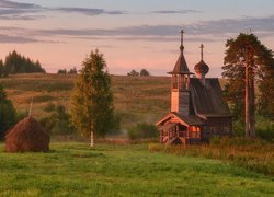 Kaplica obok łąki