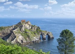 Hiszpania, Wyspa Gaztelugatxe, Kaplica, Jana Chrzciciela, Skały, Drzewo, Morze