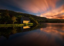 Irlandia, Hrabstwo Cork, Park Narodowy Gougane Barra National Forest Jezioro Gouganebarra Lake, Kaplica ślubna St Finbarrs Oratory, Zachód słońca, Drzewa