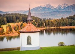 Kaplica w Halblech na tle jeziora Hegratsried