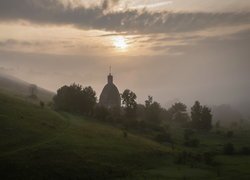 Kaplica wśród drzew o wschodzie słońca