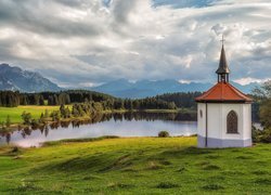 Kaplica, Hegratsried Chapel, Jezioro Hegratsriedsee, Góry, Alpy, Drzewa, Jesień, Halblech, Bawaria, Niemcy