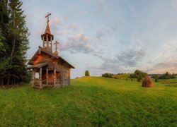 Kapliczka na polu pod lasem we wsi Kienoziero w Rosji