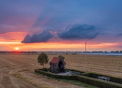 Pole, Kapliczka, Drzewa, Zachód słońca, Chmury, Niebo