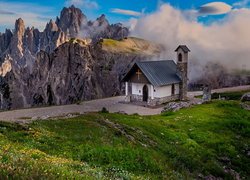 Kapliczka na tle Dolomitów we Włoszech