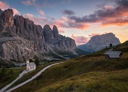 Góry, Dolomity, Las, Drzewa, Ścieżki, Kapliczka, Szopa, Chmury, Przełęcz, Gardena Pass, Włochy