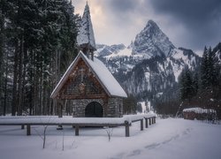 Kapliczka Wankerfleck na tle ośnieżonej góry Geiselstein