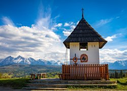 Kapliczka we wsi Łapszanka z widokiem na Tatry