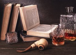 Karafka i szklanka obok książek